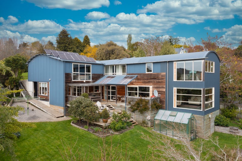 35 Garden Place, Glenleith, Dunedin - Carousel 1