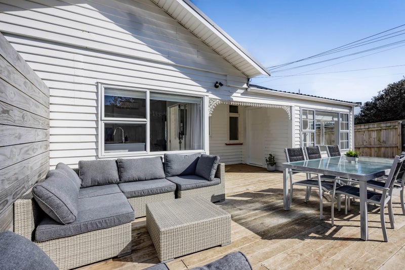 2 Moana Crescent, Blagdon, New Plymouth - Carousel 1