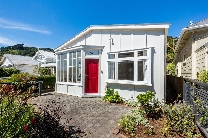 69 Marine Parade, Eastbourne, Lower Hutt - Carousel 1