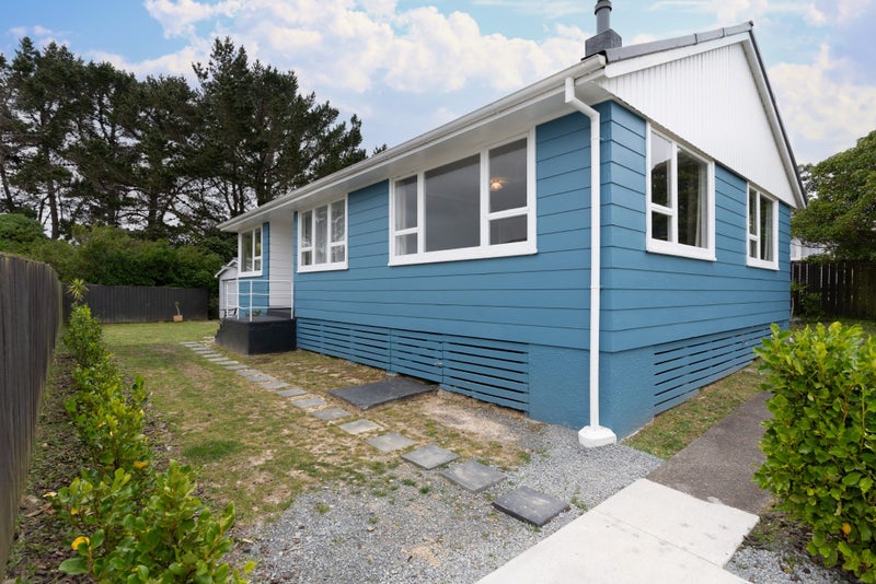 9 Sasanof View, Ascot Park, Porirua - Carousel 1