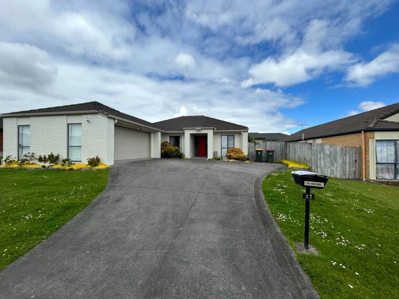 42 Newinn Crescent, East Tamaki Heights, Auckland - Carousel 1