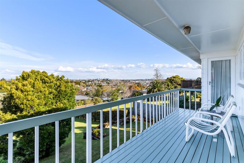 34 Grenada Avenue, Forrest Hill, Auckland - Carousel 1