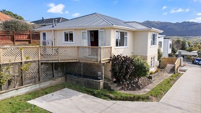 5 Mahoe Street, Tawa, Wellington - Carousel 1
