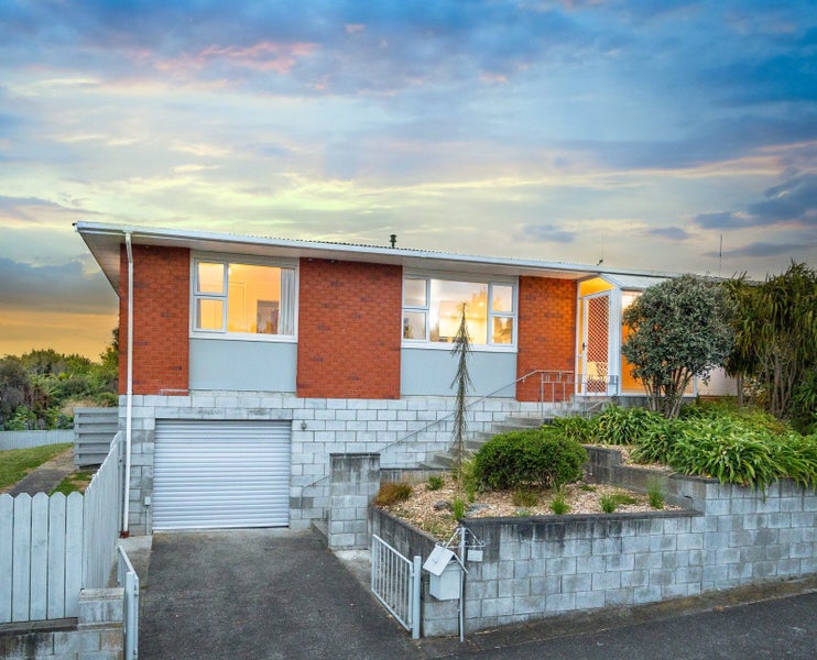 2A Ruamahanga Crescent, Terrace End, Palmerston North - Carousel 1