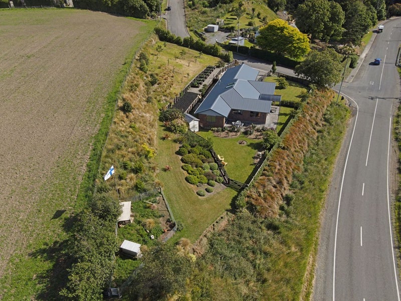 2 Jessop Street, South Hill, Oamaru - Carousel 19