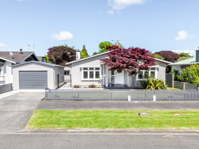 32 Burns Avenue, Takaro, Palmerston North - Carousel 1