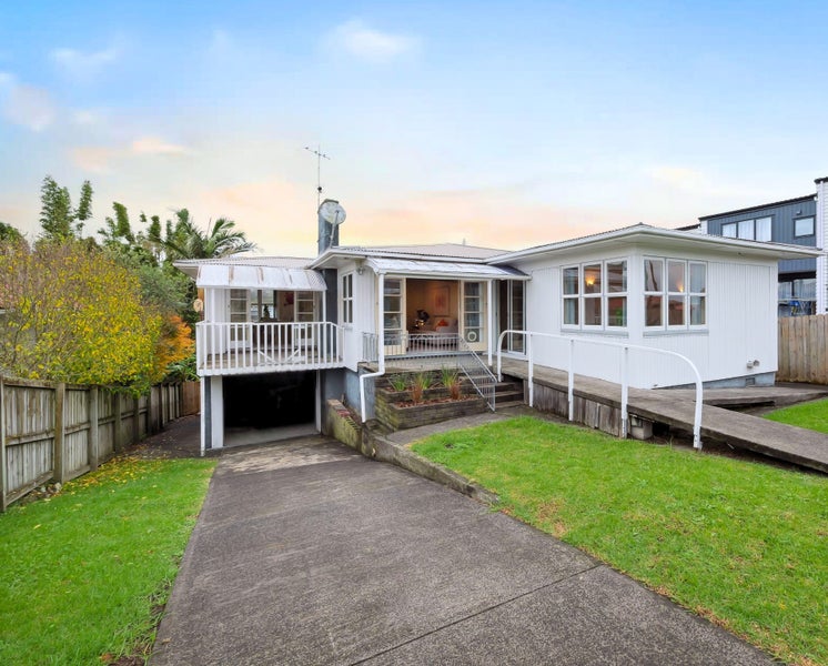 16 Sylvan Crescent, Te Atatu South, Auckland - Carousel 1