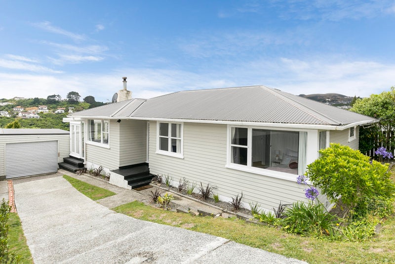 16 Diane Grove, Paparangi, Wellington - Carousel 1