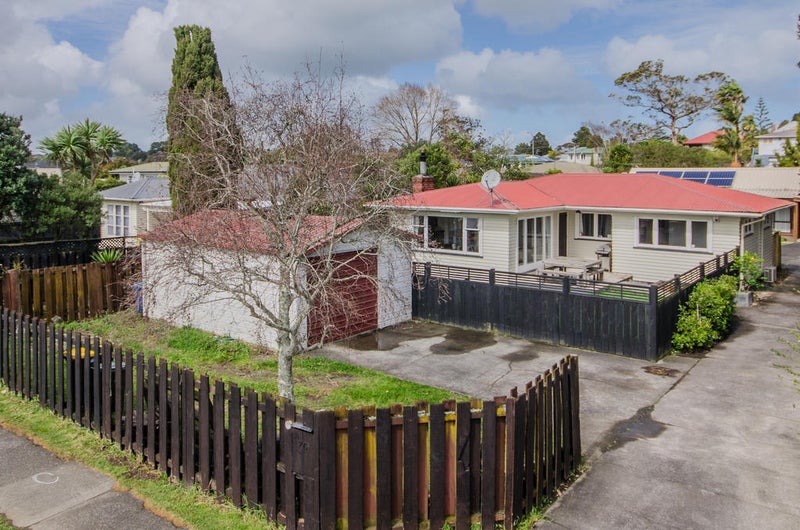 76A Godley Road, Green Bay, Auckland - Carousel 2