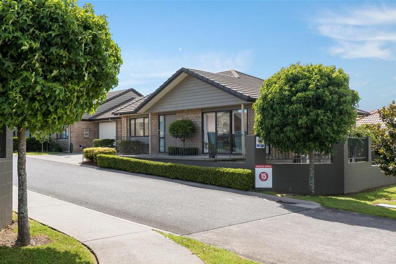 1 Royalle MEWS, Botany Downs, Auckland - Carousel 2
