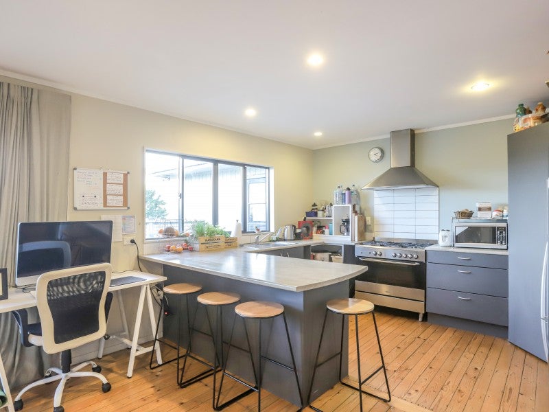 4 Hiwi Crescent, Titahi Bay, Porirua - Carousel 2