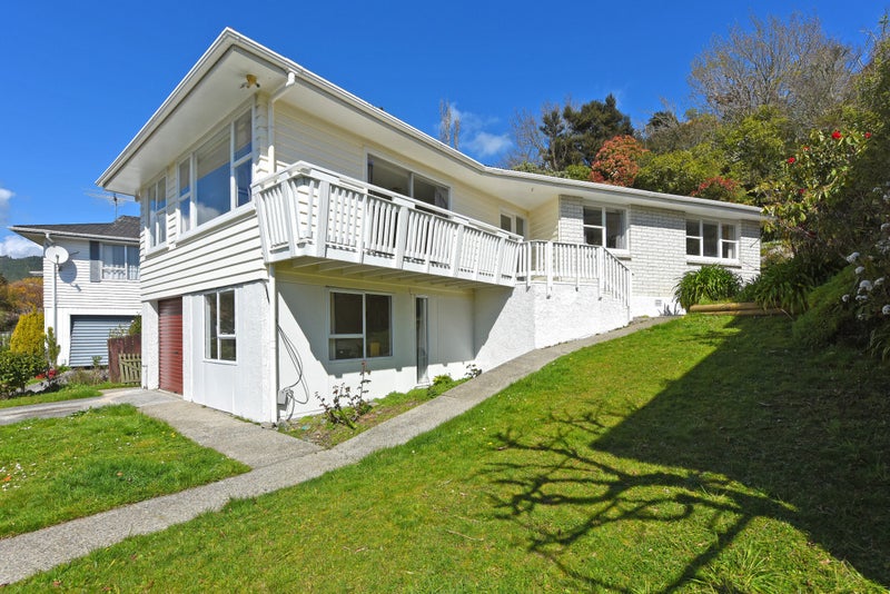 12 Deller Grove, Silverstream, Upper Hutt - Carousel 1