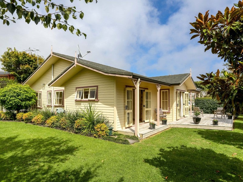 8 Maple Crescent, Whalers Gate, New Plymouth - Carousel 2