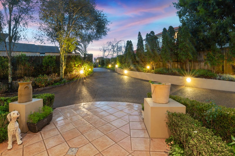 12 Del Mar Court, Shamrock Park, Auckland - Carousel 1