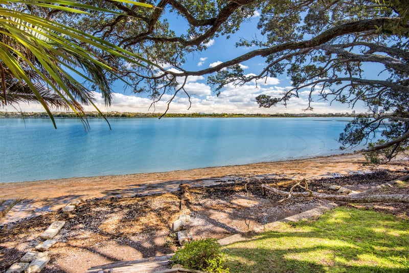 15A Beresford Street, Bayswater, Auckland - Carousel 1