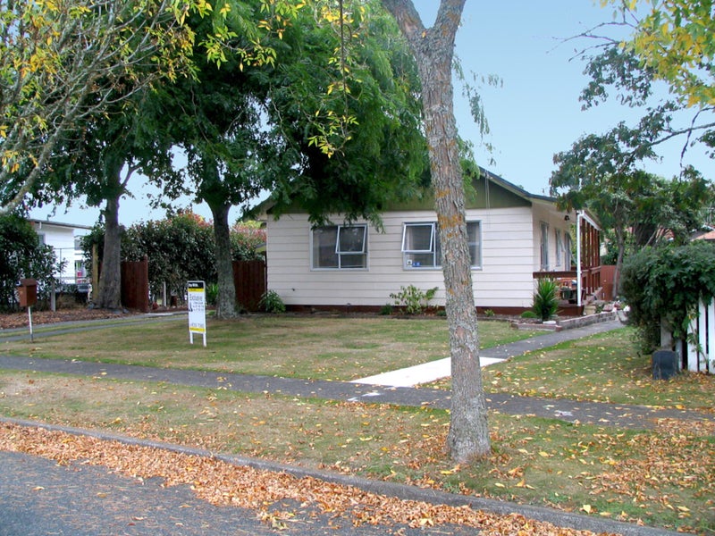 111 Oakfield Crescent, Pukete, Hamilton - Carousel 2