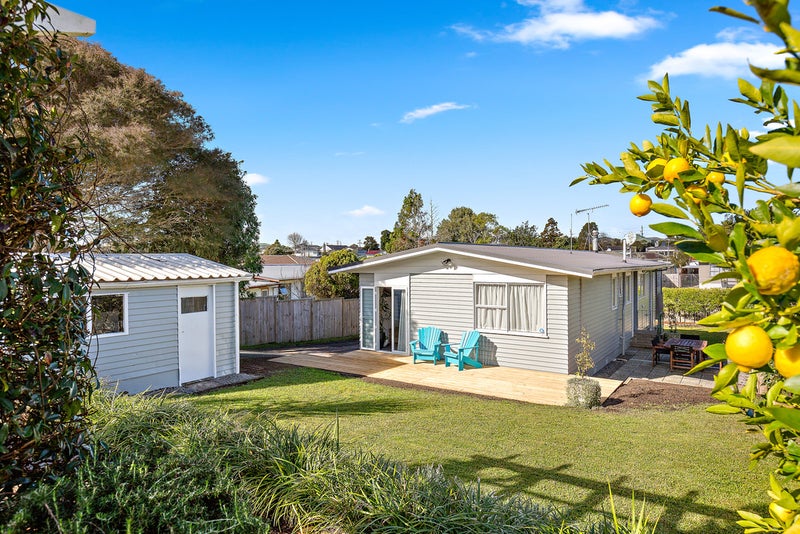 42 Thornlow Street, Glendene, Auckland - Carousel 2