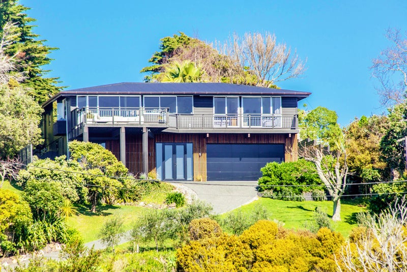 20 Queens Drive, Oneroa, Waiheke Island - Carousel 2