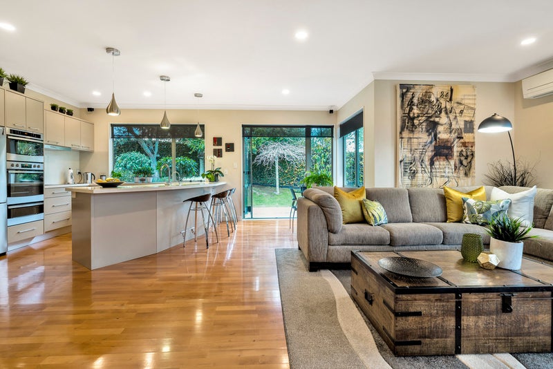 5 Delray Place, Shamrock Park, Auckland - Carousel 2