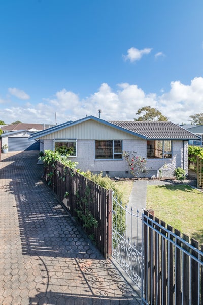 12 Branksome Place, Parklands, Christchurch - Carousel 1