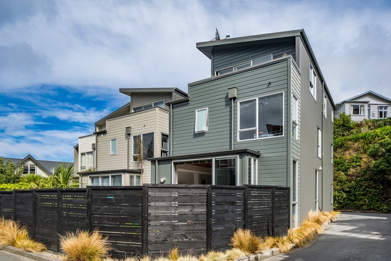 4/3 Severn Street, Island Bay, Wellington - Carousel 1