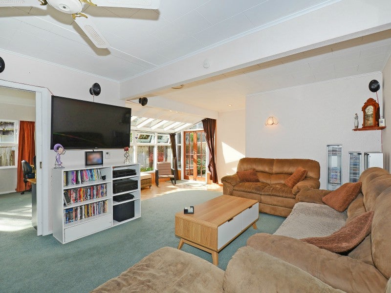 22 Longfellow Street, Trentham, Upper Hutt - Carousel 2