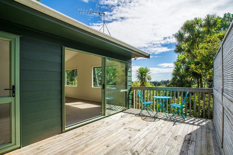 26 Raroa Terrace, Waiatarua, Auckland - Carousel 2