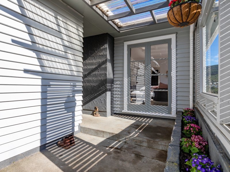 10 Allen Terrace, Tawa, Wellington - Carousel 2
