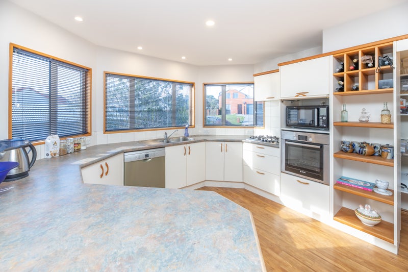 6 Somerton Rise, Westmorland, Christchurch - Carousel 2