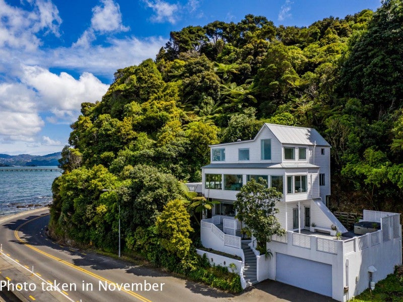 202 Marine Drive, Lowry Bay, Lower Hutt - Carousel 1