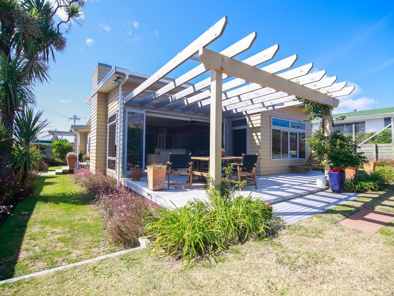 8 Warren Street, Foxton Beach, Foxton - Carousel 1
