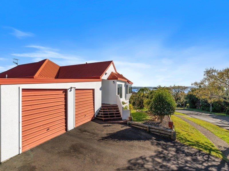 12 Aquarius Drive, Kawaha Point, Rotorua - Carousel 1