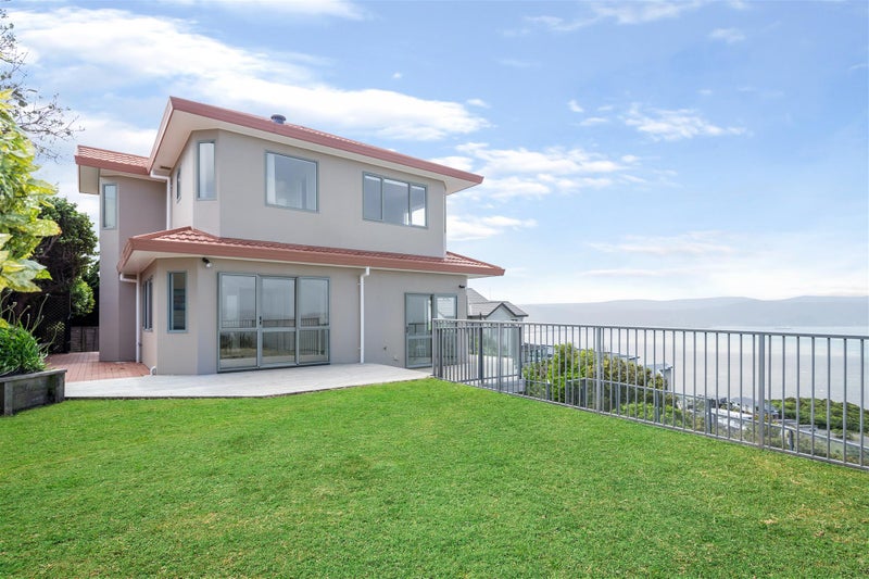 22 Bennett Grove, Newlands, Wellington - Carousel 1