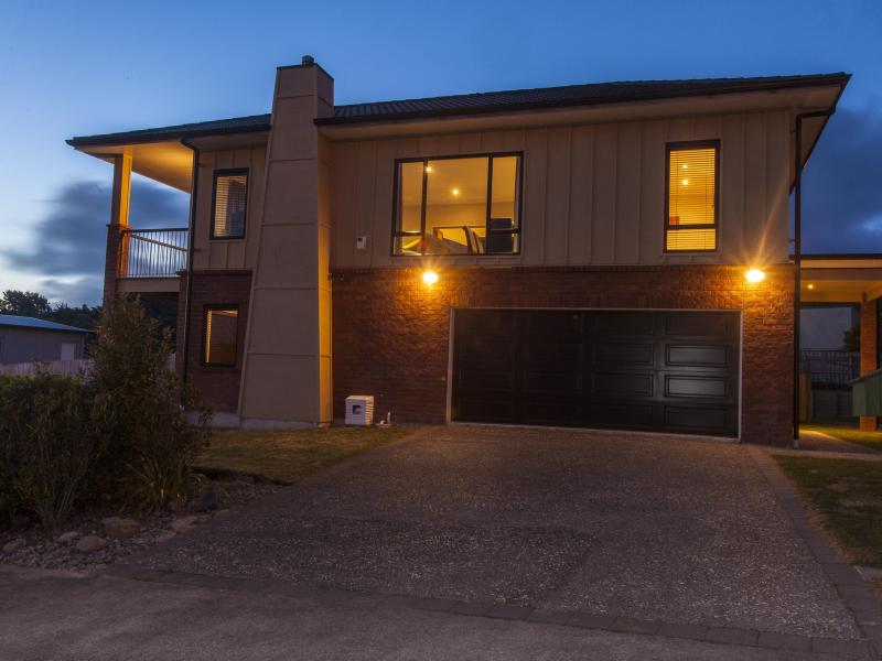 37 Arahiwi Grove, Tirohanga, Lower Hutt - Carousel 1