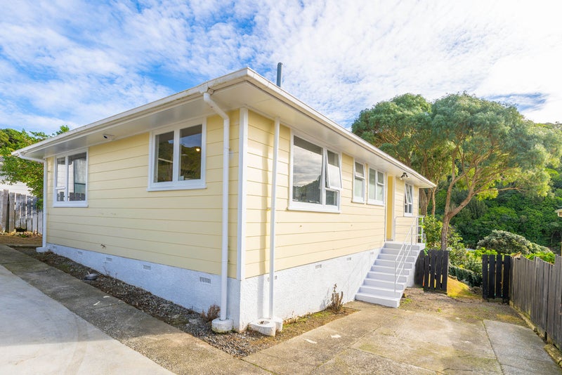 8 Mahinawa Street, Takapuwahia, Porirua - Carousel 1