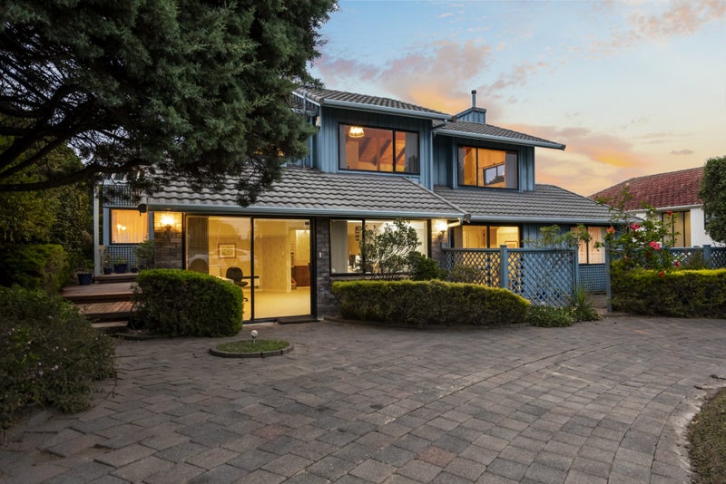 8 Landsberg Way, Windsor Park, Auckland - Carousel 1