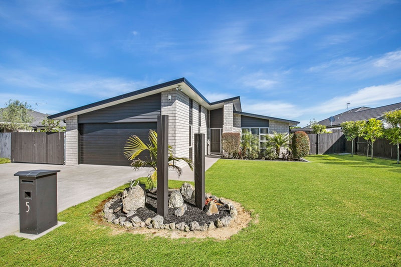 5 Vivien Place, Patumahoe, Pukekohe - Carousel 1