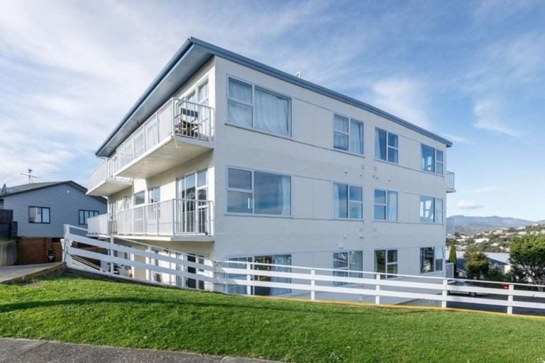 9/32 Akaroa Drive, Maupuia, Wellington - Carousel 1