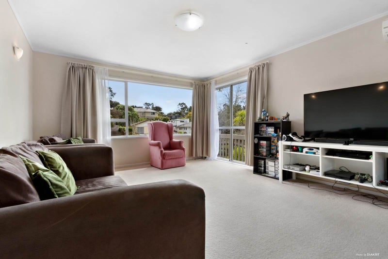 22 Staincross Street, Green Bay, Auckland - Carousel 2