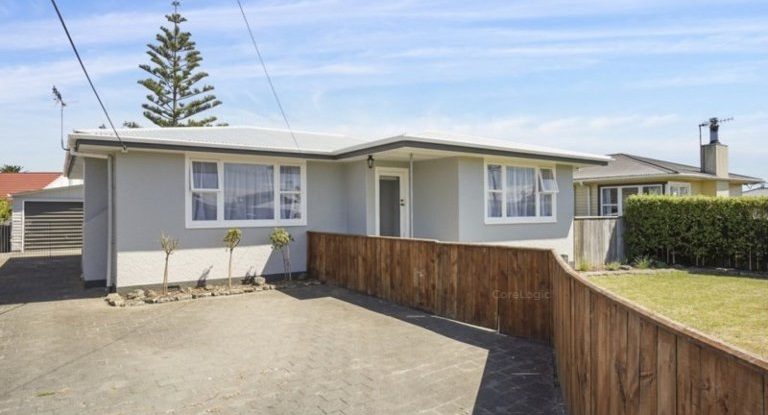 6 Tararua Terrace, Cloverlea, Palmerston North - Carousel 2
