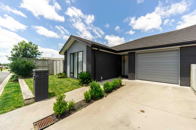 2/2 Bostonkip Crescent, Fitzroy, Hamilton - Carousel 1