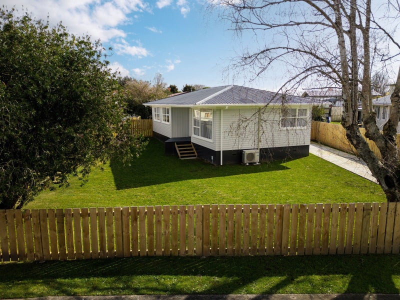 8 Susan Place, Deanwell, Hamilton - Carousel 1