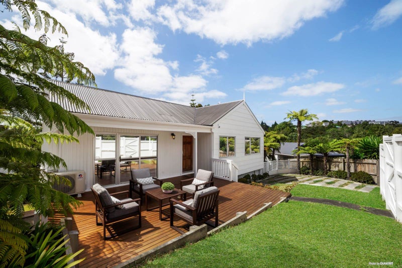 20 West Glade Crescent, Birkenhead, Auckland - Carousel 1
