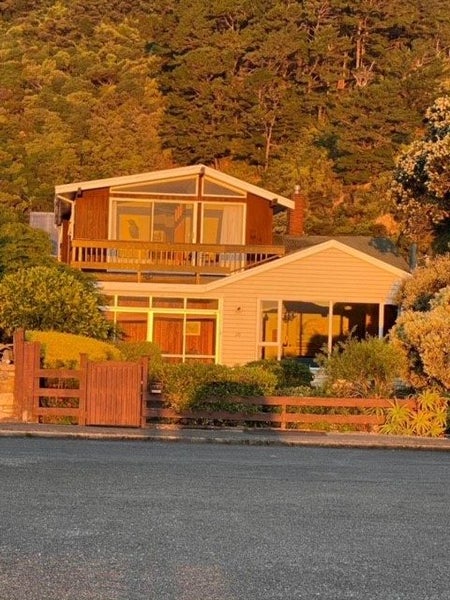 20 Maire Street, Eastbourne, Lower Hutt - Carousel 1