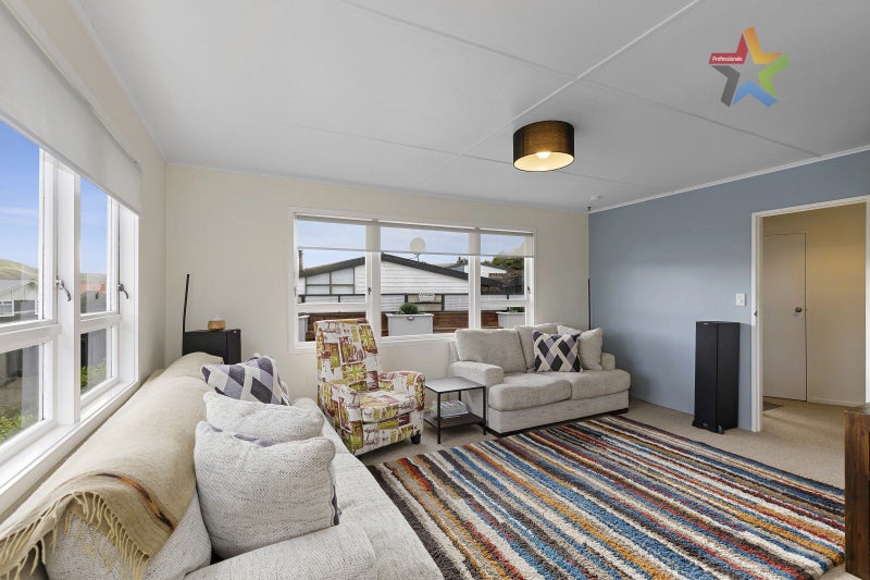 27 Mossburn Grove, Kelson, Lower Hutt - Carousel 2