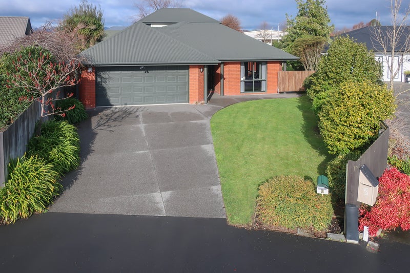 3 Thicket Close, Redwood, Christchurch - Carousel 1
