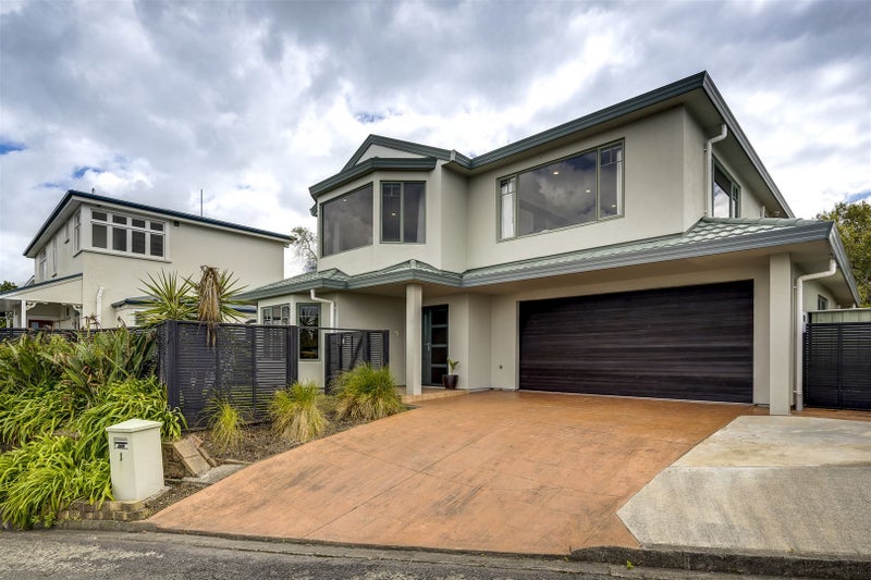1 Cobden Crescent, Bluff Hill, Napier - Carousel 1