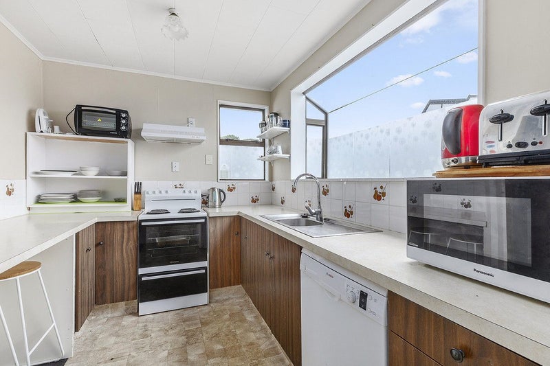 128 Conclusion Street, Ascot Park, Porirua - Carousel 2