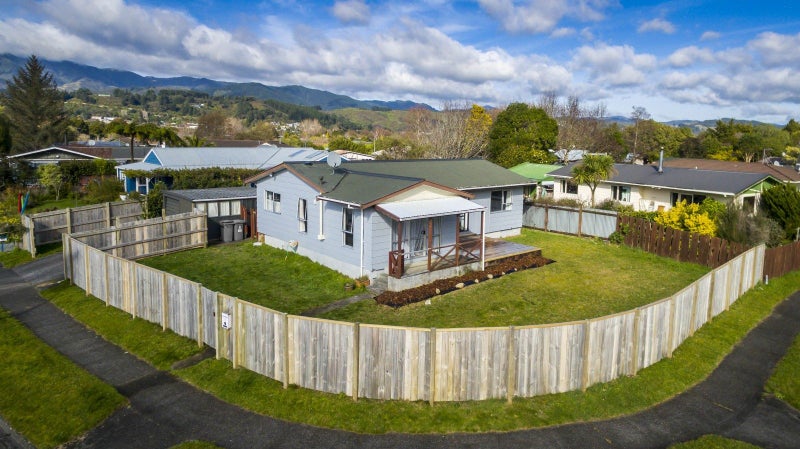 1 Wyoming Grove, Totara Park, Upper Hutt - Carousel 1