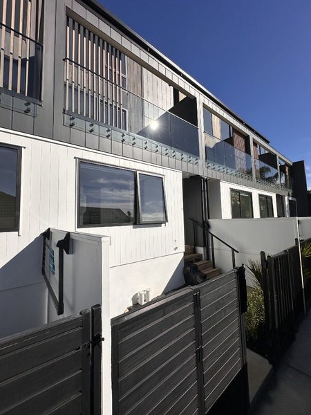 4/10 Fairclough Road, Beach Haven, Auckland - Carousel 1